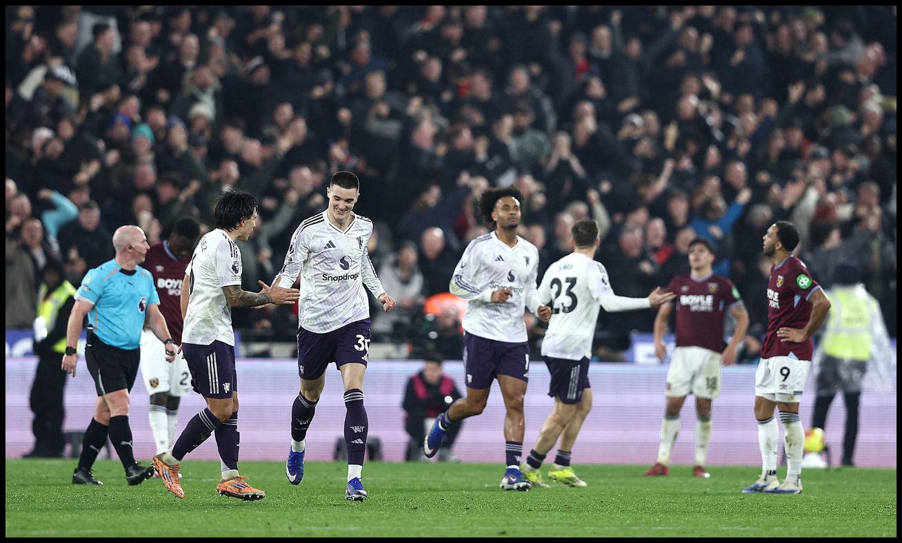 Lisandro Martinez celebrating with his Man Utd teammates