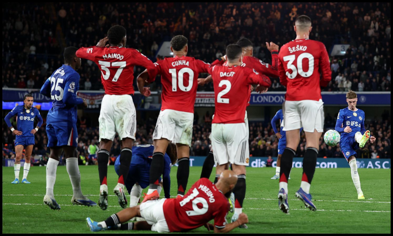 Man Utd's defensive wall jumping while Cole Palmers converts a free-kick for Chelsea