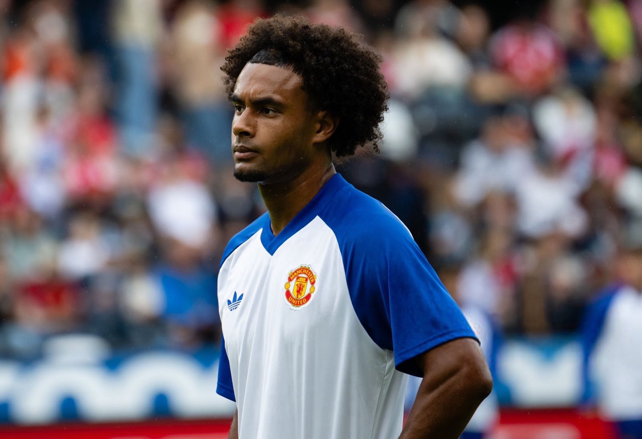 Joshua Zirkzee warms up for Man United.