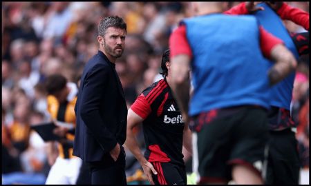 HULL, ENGLAND - AUGUST 22: Michael Carrick, Manager of Manchester United looks on during the Premier League 2026/27 match between Hull City and Manchester United at MKM Stadium on August 22, 2026 in Hull, England.
