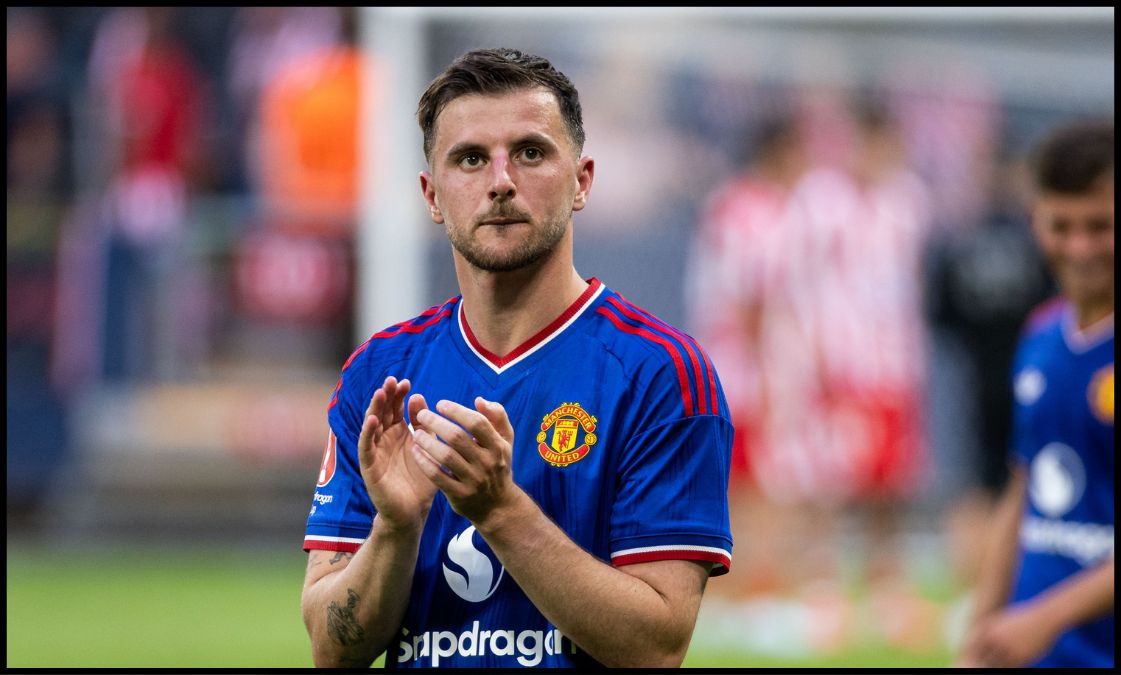 Mason Mount applauding Man Utd fans