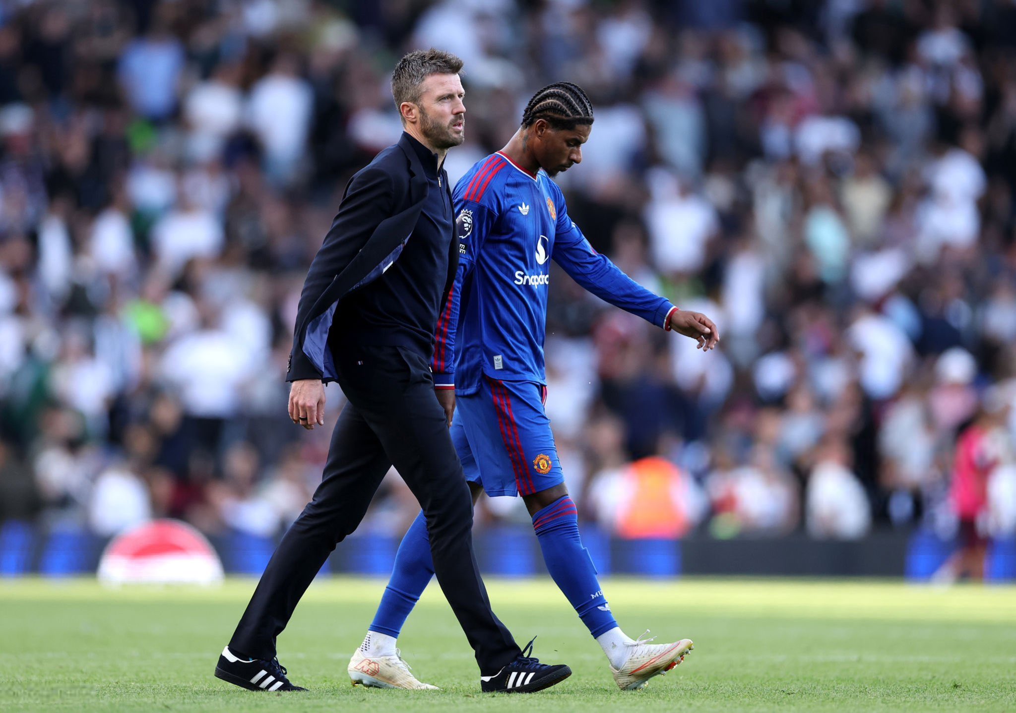 LONDON, ENGLAND - SEPTEMBER 20: Michael Carrick, Manager of Manchester United, talks with Marcus Rashford of Manchester United at half-time during the Premier League 2026/27 match between Fulham and Manchester United at Craven Cottage on September 20, 2026 in London, England. (Photo by Justin Setterfield/Getty Images)