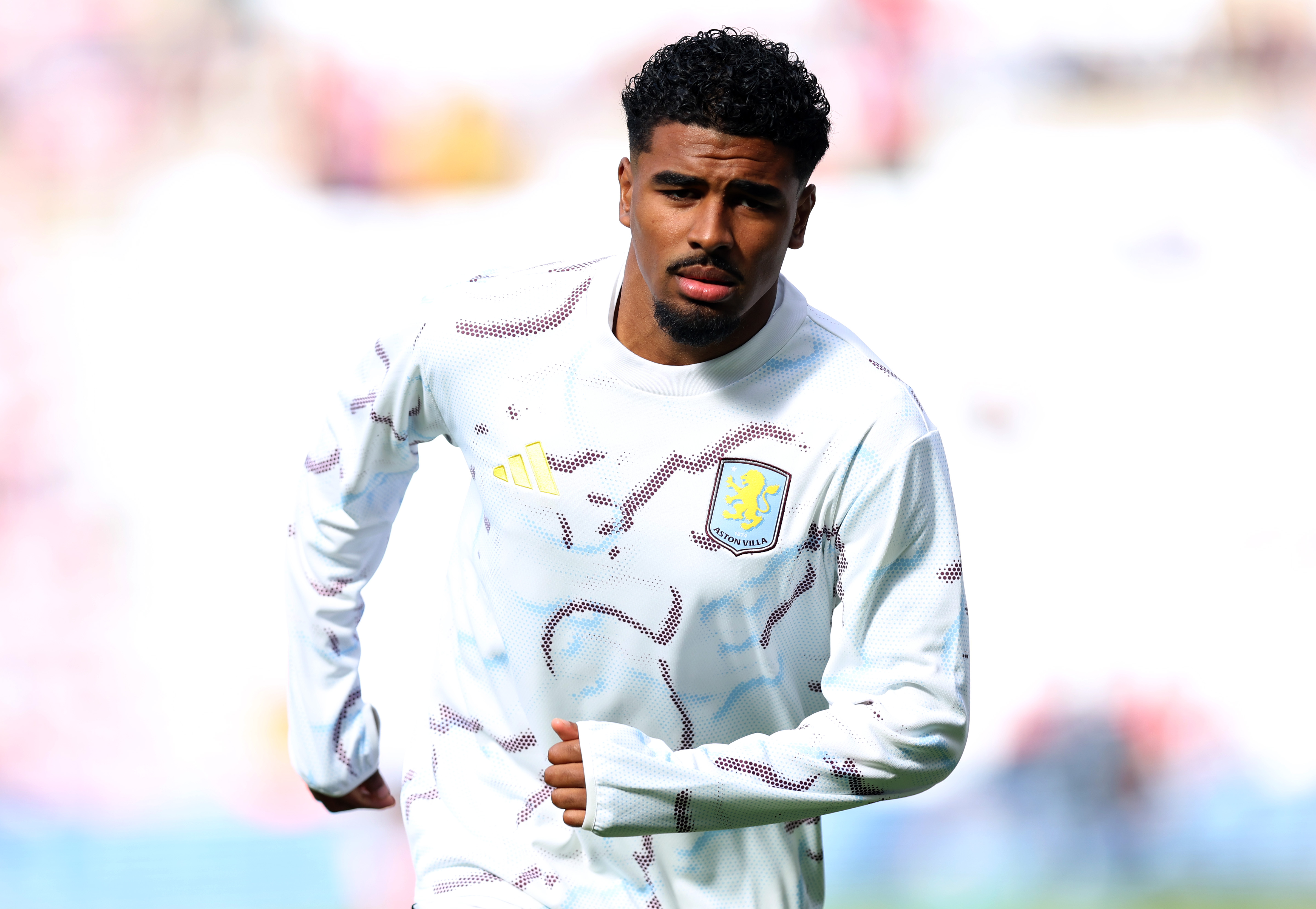 SUNDERLAND, ENGLAND - SEPTEMBER 21: Ian Maatsen of Aston Villa warms up prior to the Premier League match between Sunderland and Aston Villa at Stadium of Light on September 21, 2025 in Sunderland, England. 