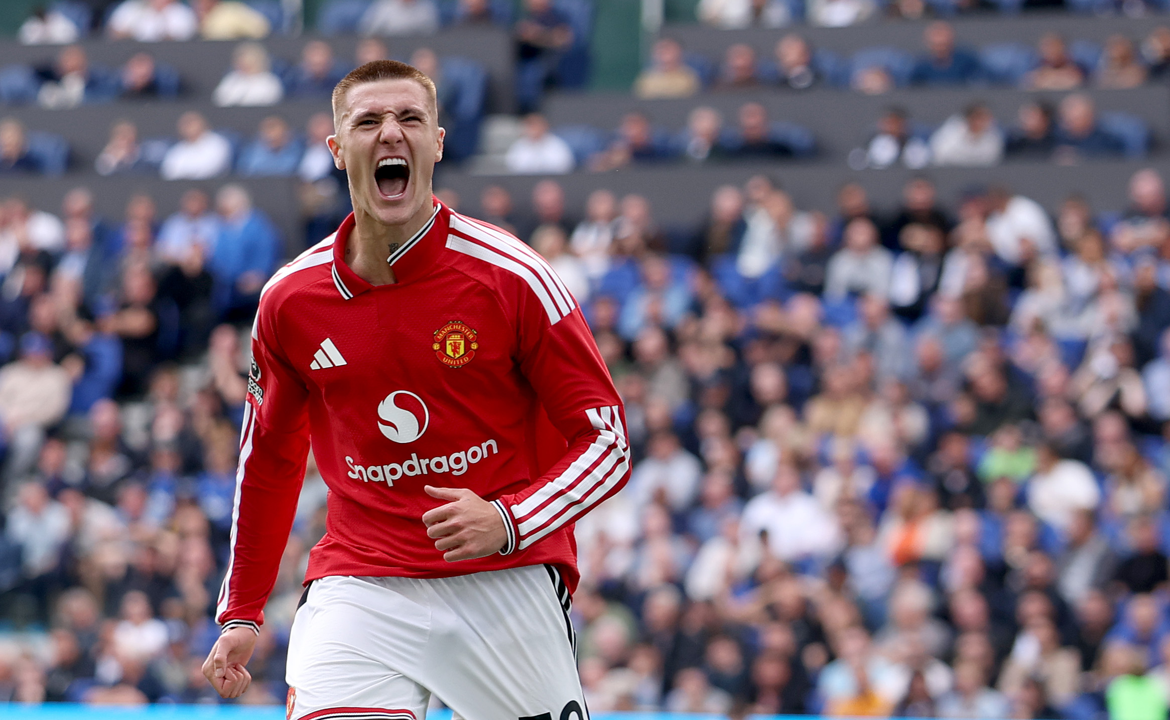 LIVERPOOL, ENGLAND - SEPTEMBER 06: Benjamin Sesko of Manchester United celebrates scoring his team’s second goal during the Premier League 2026/27 match between Everton and Manchester United at Hill Dickinson Stadium on September 06, 2026 in Liverpool, England. (Photo by Carl Recine/Getty Images)