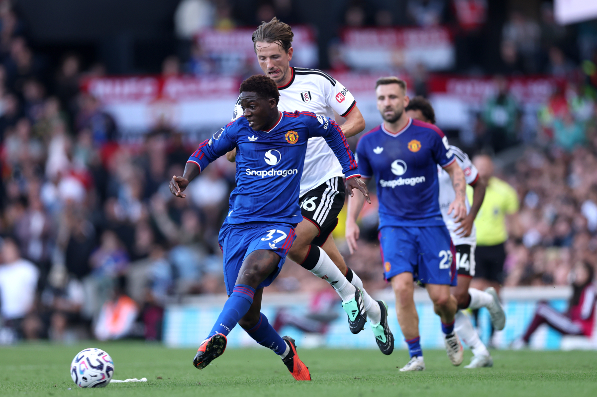LONDON, ENGLAND - SEPTEMBER 20: Kobbie Mainoo of Manchester United passes the ball under pressure from Sander Berge of Fulham during the Premier League 2026/27 match between Fulham and Manchester United at Craven Cottage on September 20, 2026 in London, England.