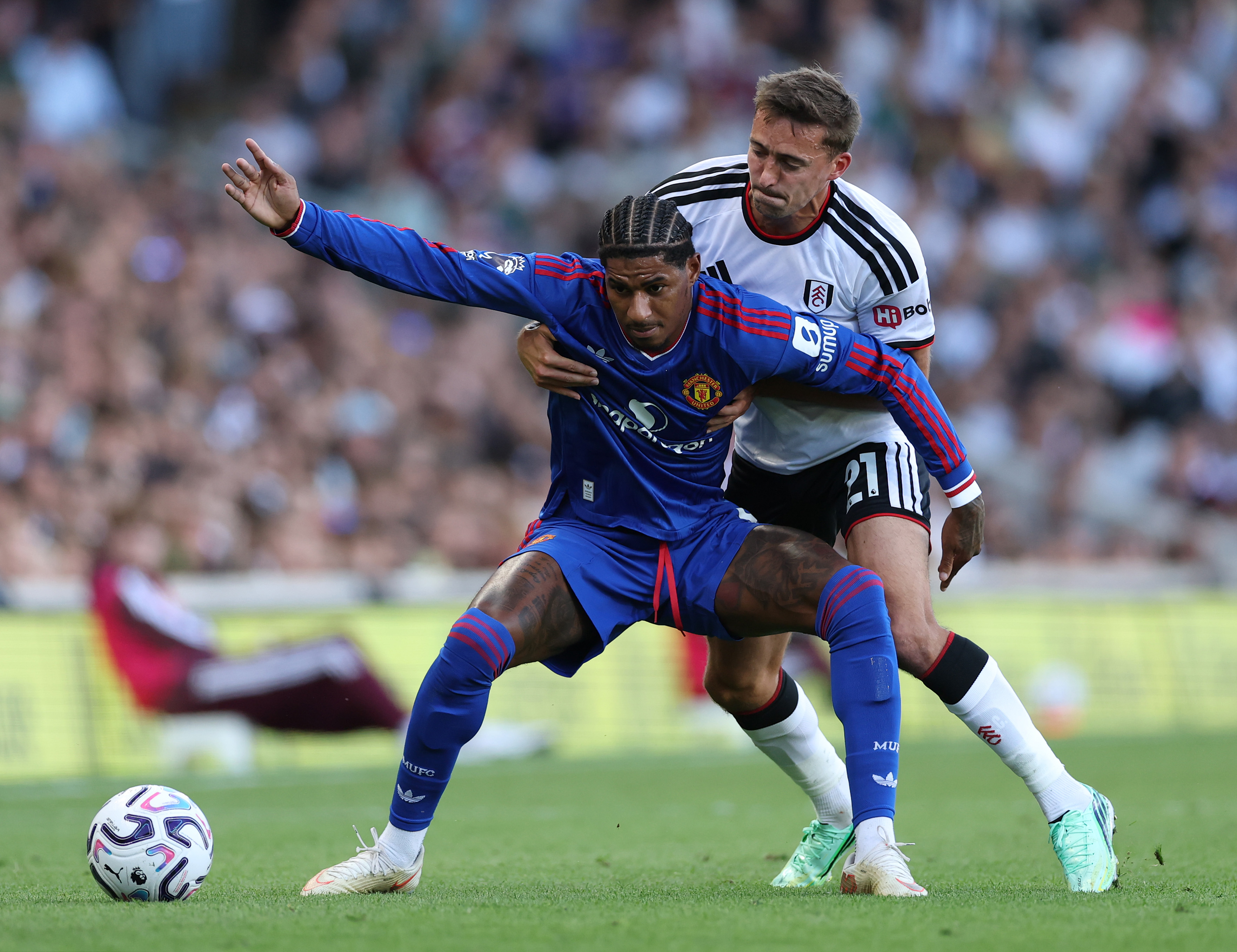 LONDON, ENGLAND - SEPTEMBER 20: Marcus Rashford of Manchester United is challenged by Timothy Castagne of Fulham during the Premier League 2026/27 match between Fulham and Manchester United at Craven Cottage on September 20, 2026 in London, England. (Photo by Justin Setterfield/Getty Images)