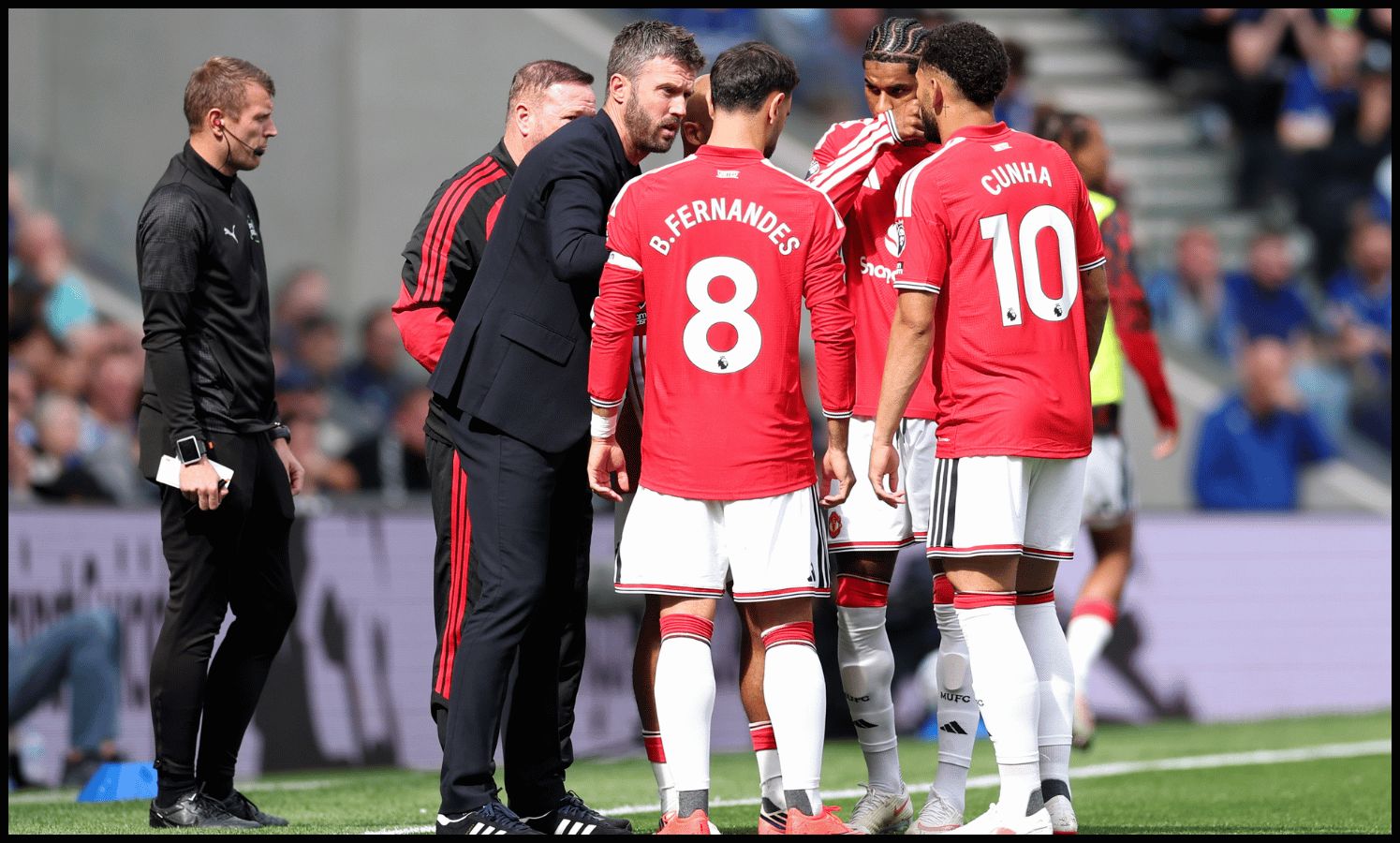 LIVERPOOL, ENGLAND - SEPTEMBER 06: Michael Carrick, Manager of Manchester United, speaks with his players during a break in play in the Premier League 2026/27 match between Everton and Manchester United at Hill Dickinson Stadium on September 06, 2026 in Liverpool, England.
