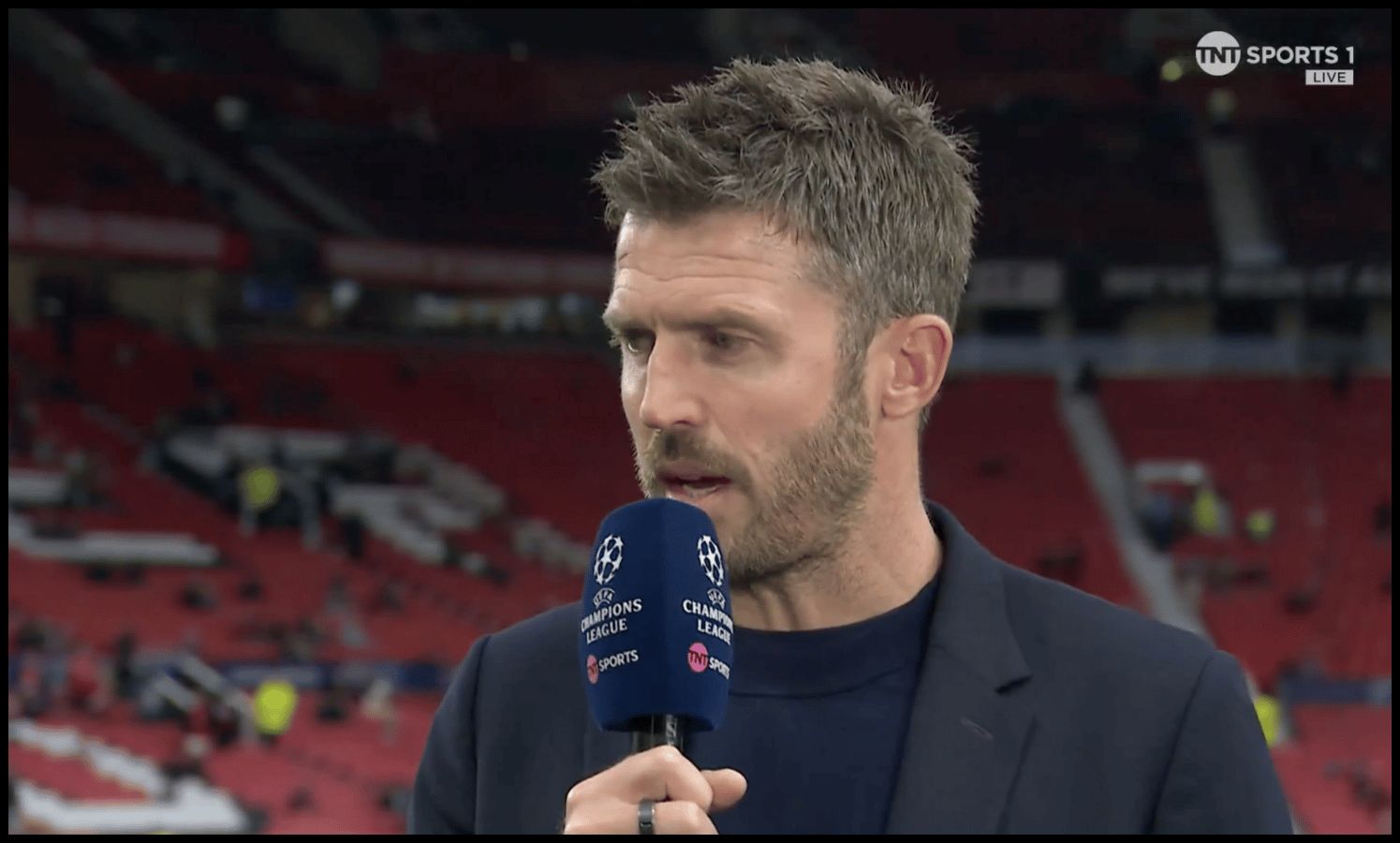 Carrick confirms he was forced into line-up change tonight after United mainstay felt slight injury problem after Everton