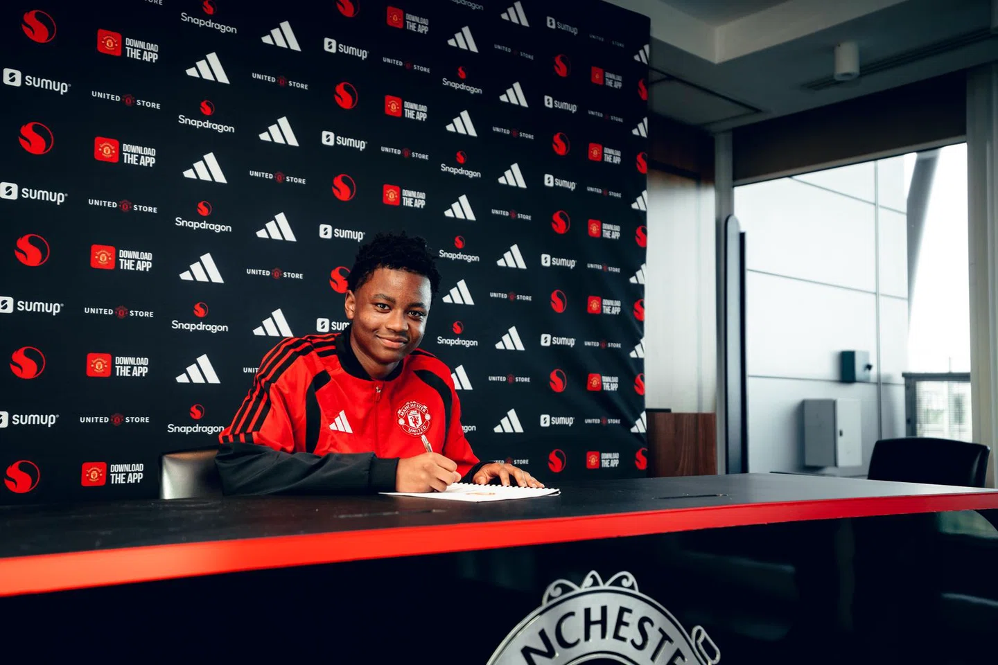 Isaac Konde signs for Man Utd