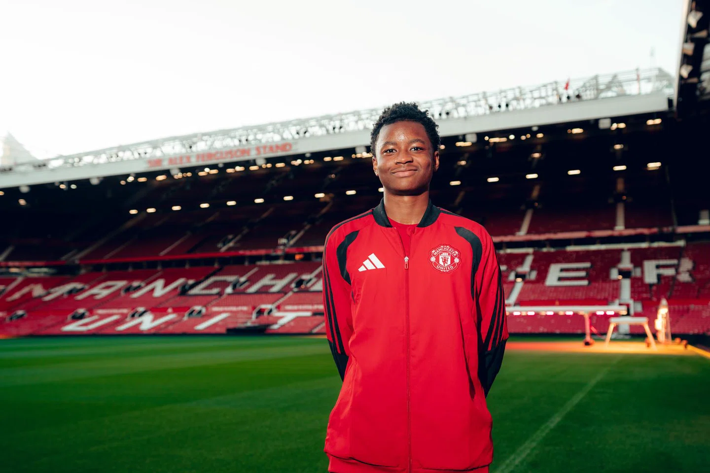 Isaac Konde signs for Man Utd