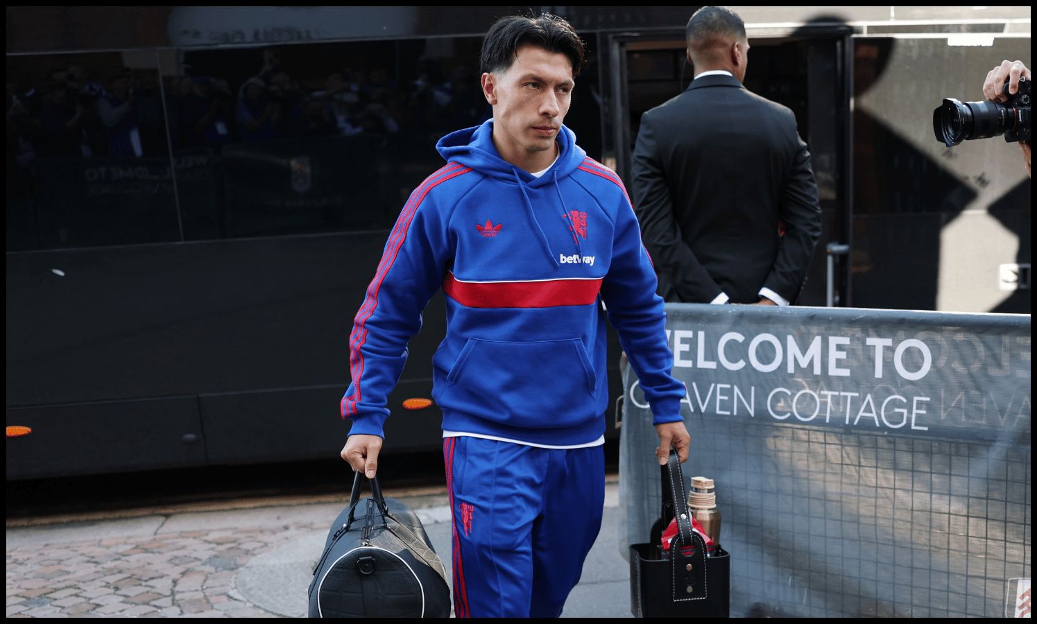 LONDON, ENGLAND - SEPTEMBER 20: Lisandro Martinez of Manchester United arrives at the stadium before the Premier League 2026/27 match between Fulham and Manchester United at Craven Cottage on September 20, 2026 in London, England