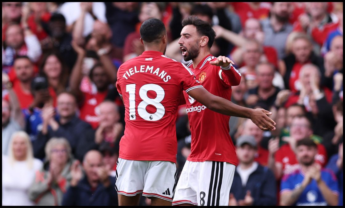 Bruno Fernandes celebrates with Youri Tielemans