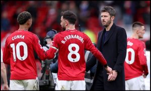 Michael Carrick with Bruno Fernandes and Matheus Cunha